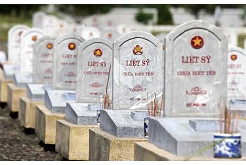 Tìm phần mộ các liệt sĩ: Đinh Xuân Lâm, Hoàng Bính và Đỗ Xuân Đông