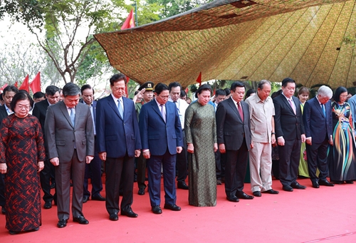 Thủ tướng Phạm Minh Chính dâng hương, dâng hoa tưởng niệm tại Đền thờ đồng chí Huỳnh Tấn Phát