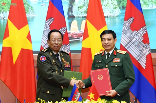 Đại tướng Phan Văn Giang hội đàm với Phó thủ tướng, Bộ trưởng Bộ Quốc phòng Campuchia