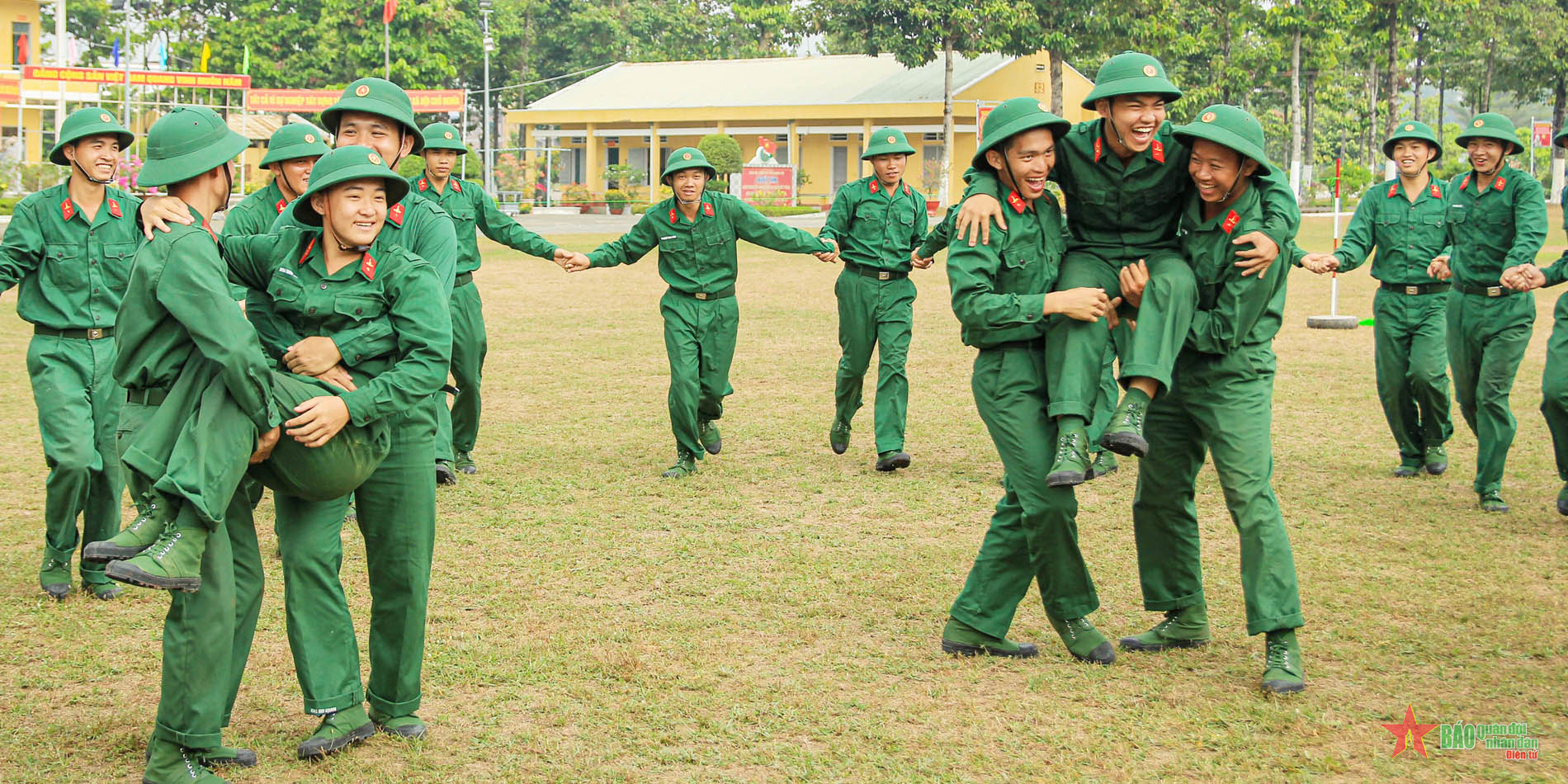 Chiến sĩ mới sôi nổi tham gia hoạt động giải trí ngày nghỉ cuối tuần