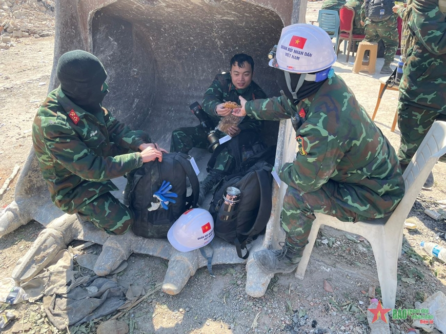 Phút nghỉ trưa của bộ đội ở 