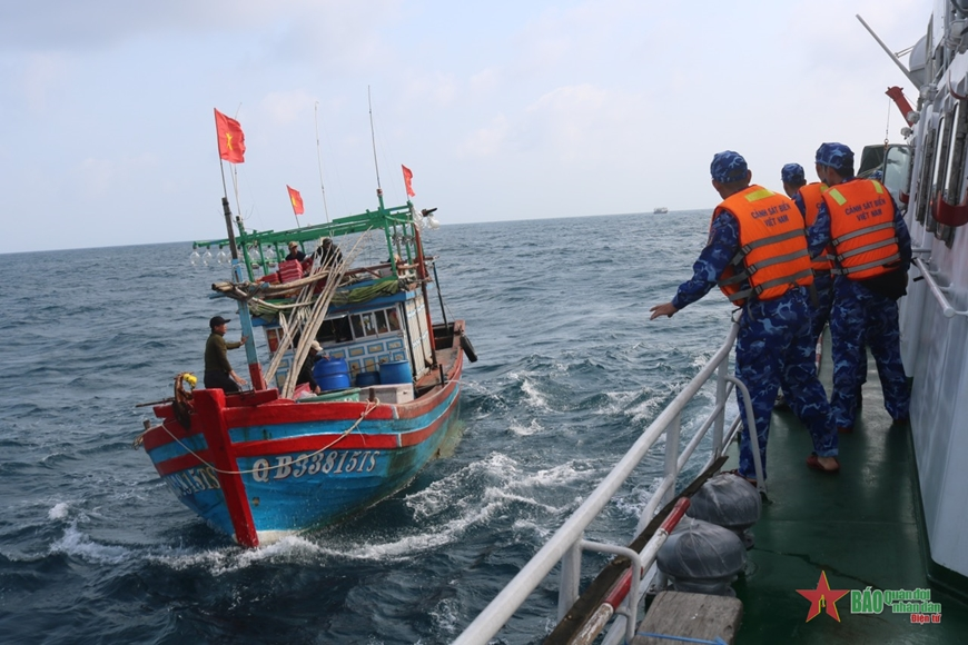 Cảnh sát biển khẩn trương đưa ngư dân bị đột quỵ vào đất liền cấp cứu