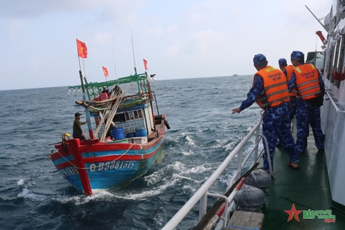 Cảnh sát biển khẩn trương đưa ngư dân bị đột quỵ vào đất liền cấp cứu