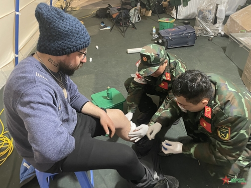 Quân y Việt Nam sơ cứu bệnh nhân Thổ Nhĩ Kỳ
