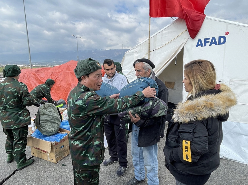 Bộ đội Việt Nam hỗ trợ một số gia đình Thổ Nhĩ Kỳ