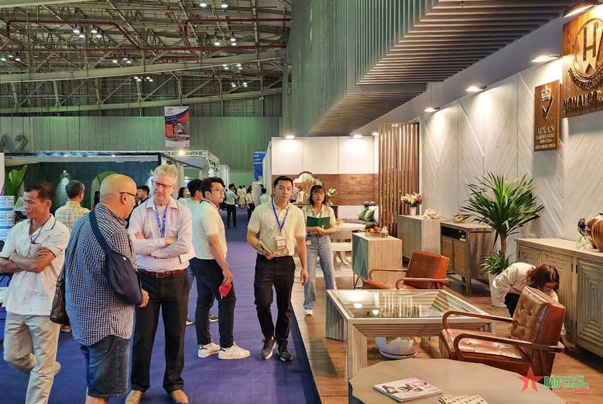  Khách tham quan, trải nghiệm sản phẩm tại các gian hàng của HawaExpo 2023.