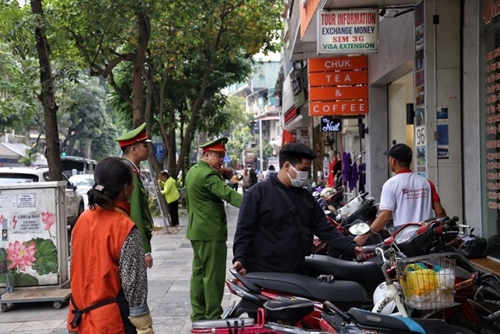 Công an quận Hoàn Kiếm ra quân lập lại trật tự vỉa hè