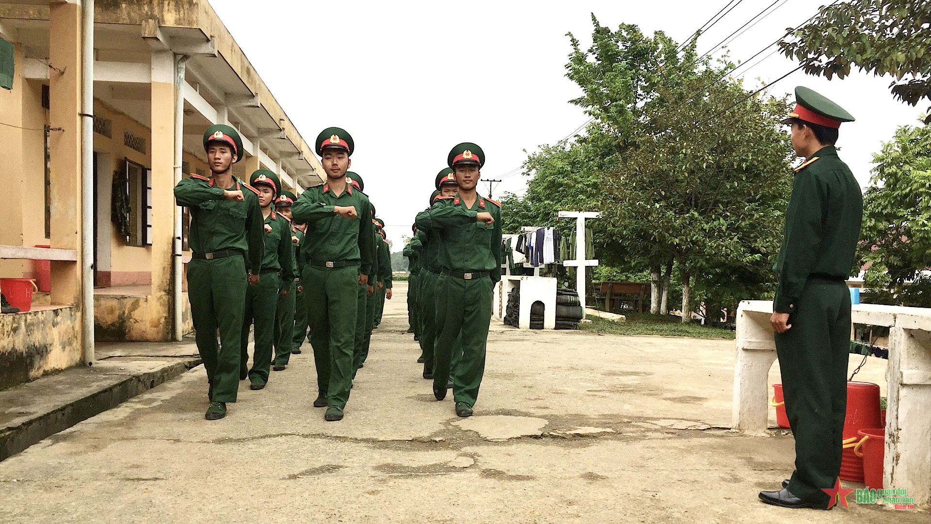 Câu chuyện thứ bốn chín: Nghe lời ông nội, tôi phấn đấu trở thành sĩ quan 