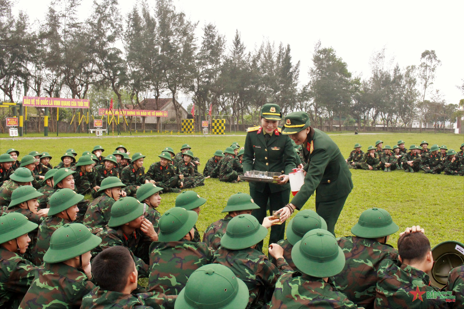 Phụ nữ Lữ đoàn Thông tin 80 (Quân khu 4) đồng hành cùng chiến sĩ mới