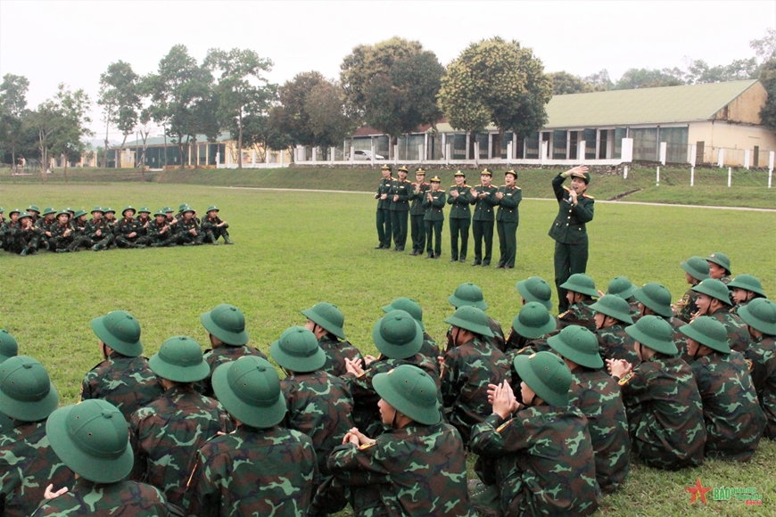 Phụ nữ Lữ đoàn Thông tin 80 (Quân khu 4) đồng hành cùng chiến sĩ mới