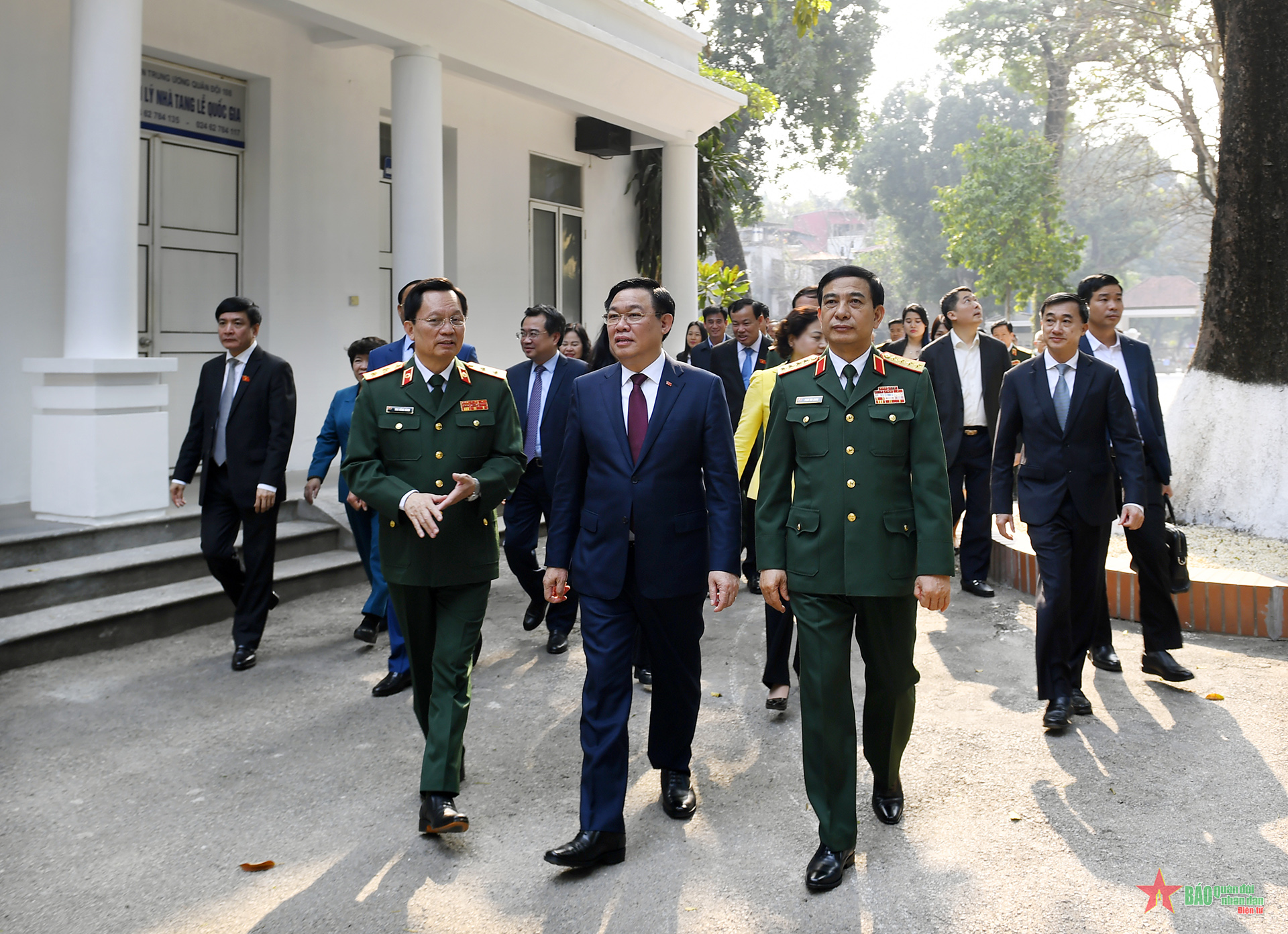 Chủ tịch Quốc hội Vương Đình Huệ thăm, chúc mừng Bệnh viện TƯQĐ 108