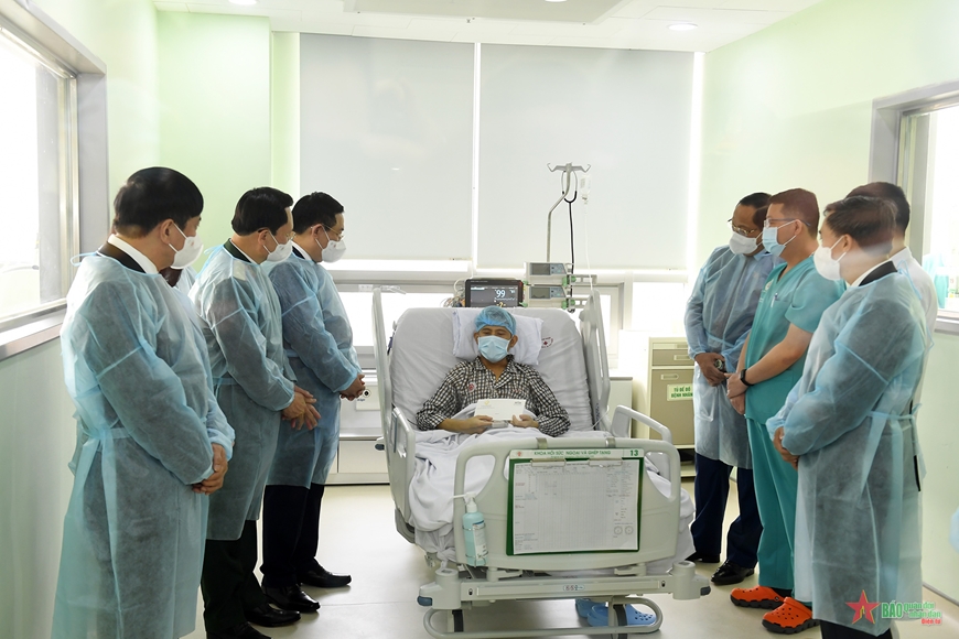 Chủ tịch Quốc hội Vương Đình Huệ thăm, chúc mừng Bệnh viện TƯQĐ 108