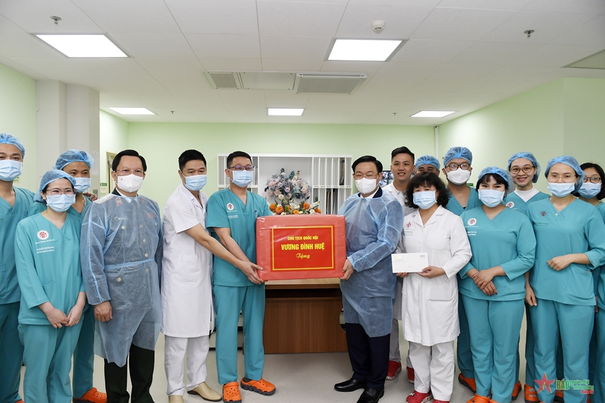 Chủ tịch Quốc hội Vương Đình Huệ thăm, chúc mừng Bệnh viện TƯQĐ 108