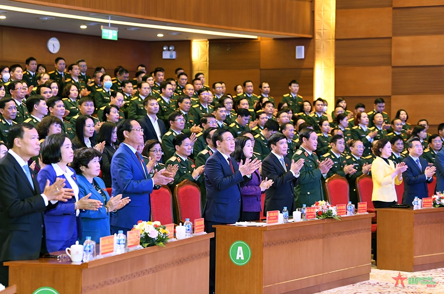 Chủ tịch Quốc hội Vương Đình Huệ thăm, chúc mừng Bệnh viện TƯQĐ 108