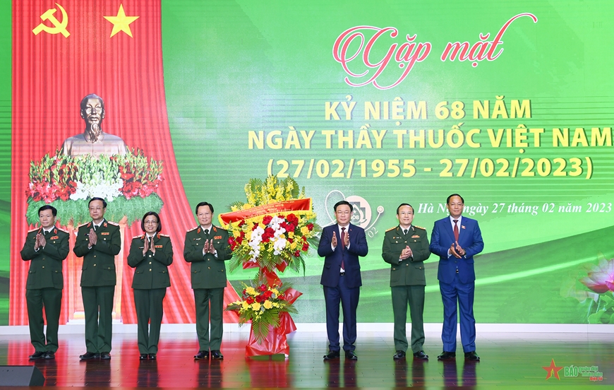 Chủ tịch Quốc hội Vương Đình Huệ thăm, chúc mừng Bệnh viện TƯQĐ 108