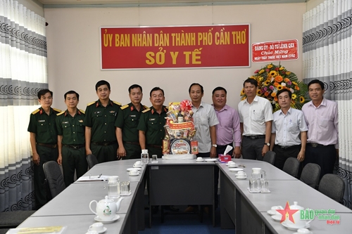 Quân khu 9 thăm, chúc mừng Ngày Thầy thuốc Việt Nam