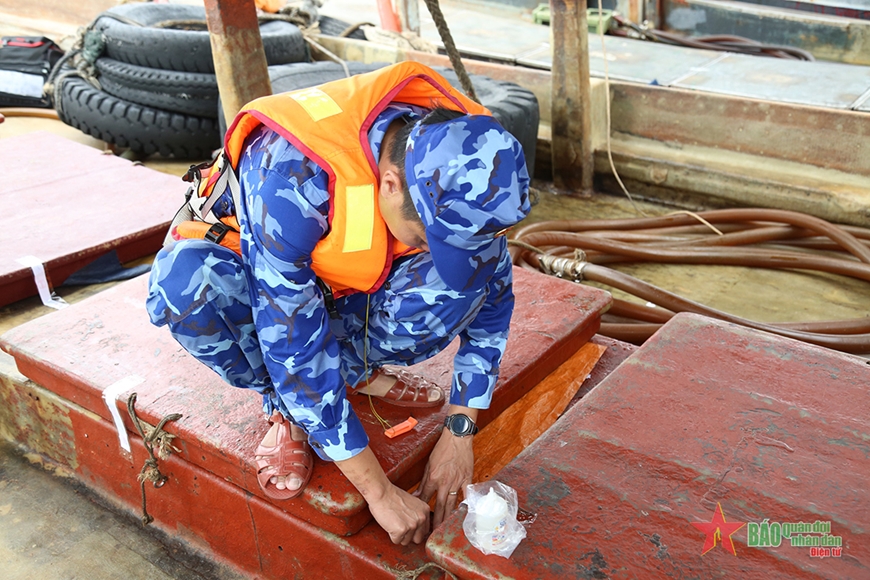 Vùng Cảnh sát biển 4 bắt giữ tàu vận chuyển khoảng 30.000 lít dầu DO trái phép