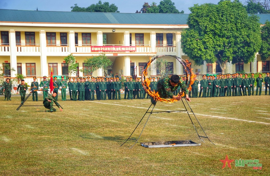 Huấn luyện đồng bộ, lấy thực hành làm chính