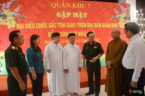 Bộ tư lệnh Quân khu 7 gặp mặt đại biểu chức sắc các tôn giáo trên địa bàn