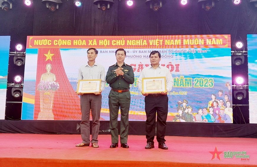 Rộn ràng ngày hội của tình đoàn kết quân dân nơi phố biển Rộn ràng ngày hội của tình đoàn kết quân dân nơi phố biển