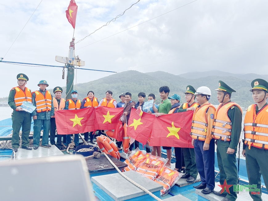 Rộn ràng ngày hội của tình đoàn kết quân dân nơi phố biển Rộn ràng ngày hội của tình đoàn kết quân dân nơi phố biển