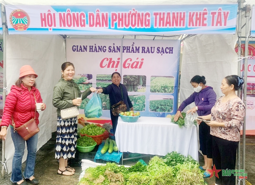 Rộn ràng ngày hội của tình đoàn kết quân dân nơi phố biển Rộn ràng ngày hội của tình đoàn kết quân dân nơi phố biển