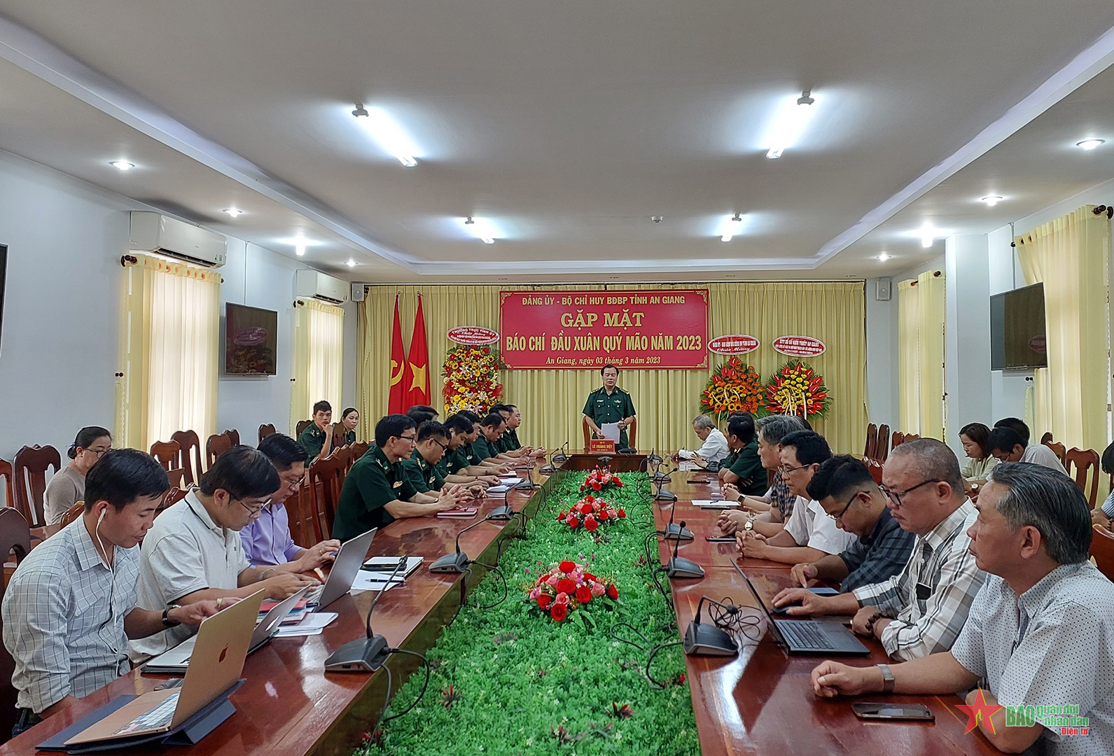 Nhiều nhà báo đã thâm nhập thực tế ở khu vực biên giới để có những bài báo mang tính thời sự cao