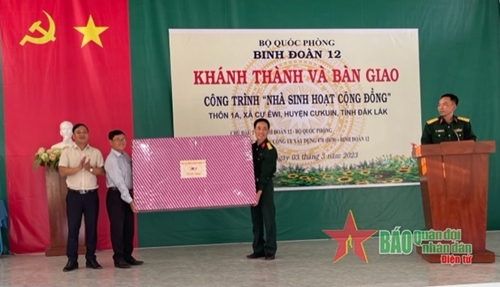 Bàn giao công trình Nhà văn hóa cộng đồng cho xã Cư Êwi, huyện Cư Kuin (Đắk Lắk)