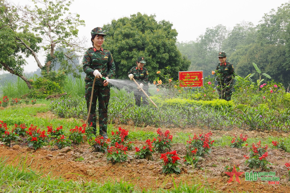 Khuôn viên xanh, trụ sở sạch