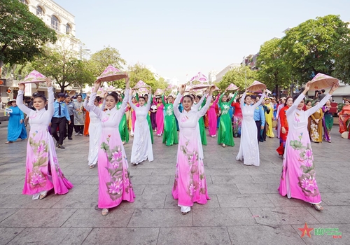 TP Hồ Chí Minh: Hơn 3.000 người tham gia diễu hành “Tôi yêu áo dài Việt Nam”