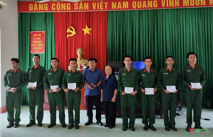 Sư đoàn 5 (Quân khu 7) họp mặt cấp ủy, chính quyền địa phương và gia đình chiến sĩ mới