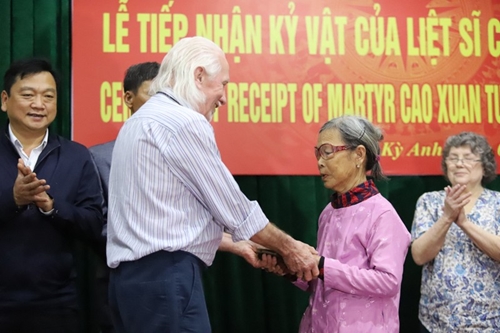 Cựu binh Mỹ trao trả nhật ký của liệt sĩ Cao Văn Tuất