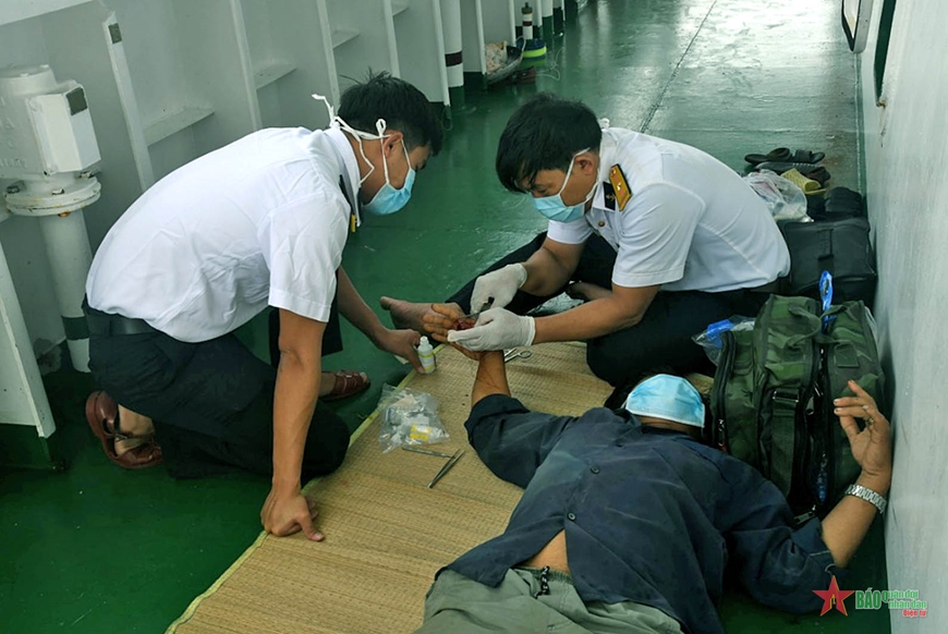 Vùng 2 Hải quân cấp cứu ngư dân trên biển