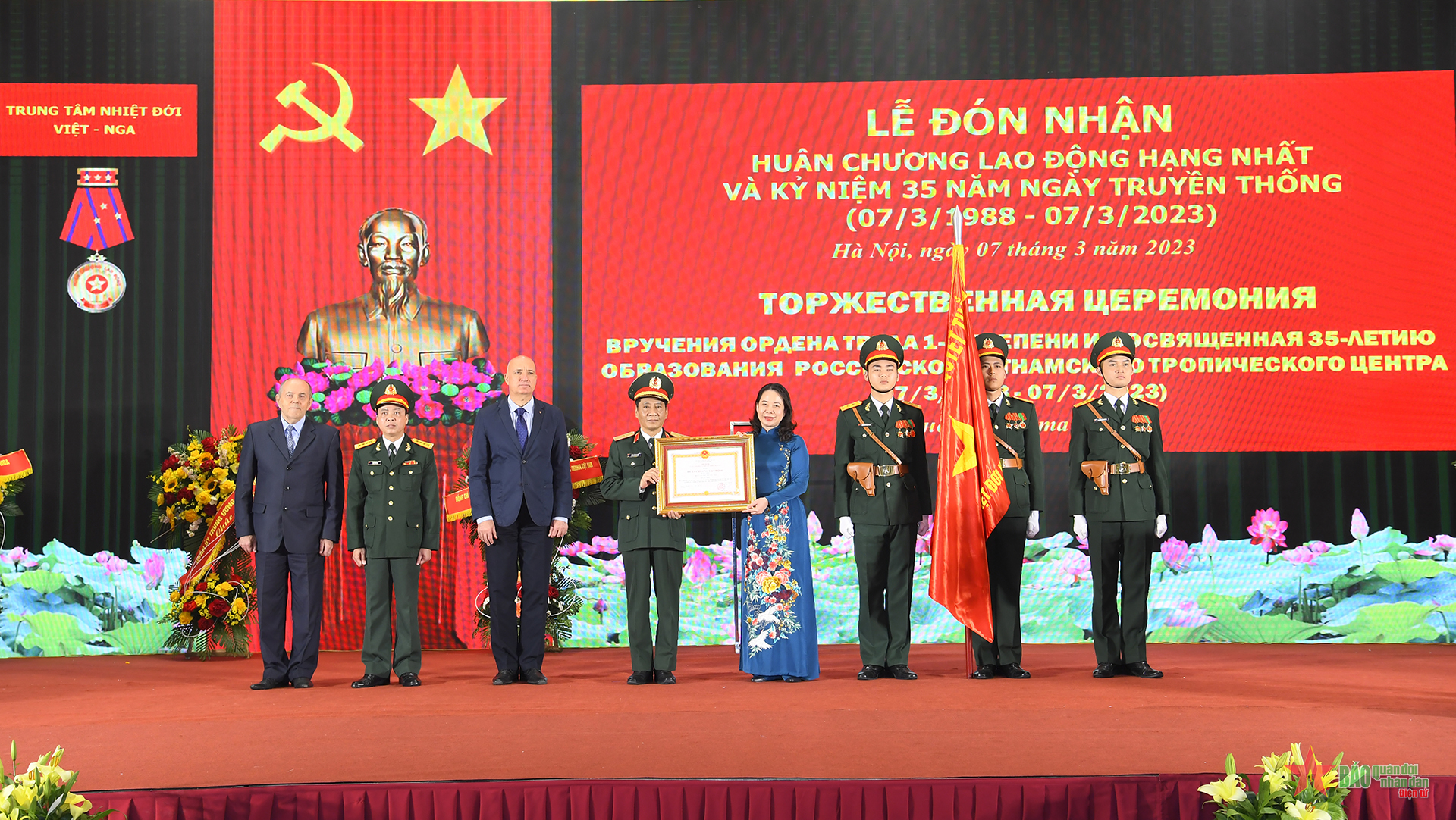 Trung tâm Nhiệt đới Việt - Nga đón nhận Huân chương Lao động hạng Nhất 