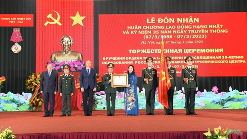 Trung tâm Nhiệt đới Việt - Nga đón nhận Huân chương Lao động hạng Nhất 