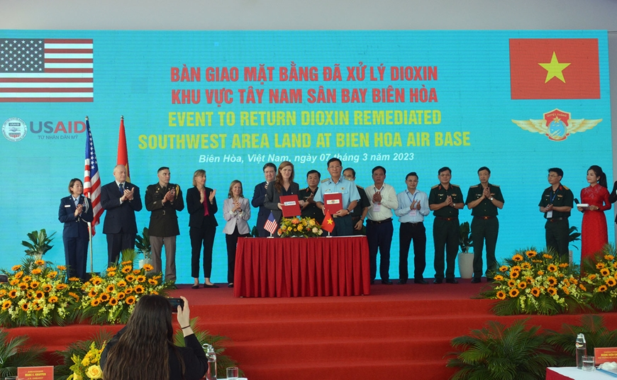 Bàn giao mặt bằng đã xử lý dioxin tại sân bay Biên Hòa

