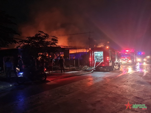 Vĩnh Long: Cháy lớn tại xưởng sản xuất nhang 