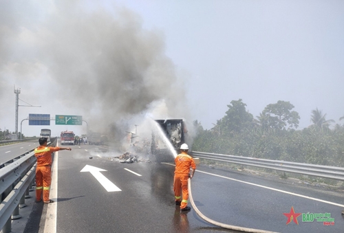 Cháy ô tô trên cao tốc Trung Lương - Mỹ Thuận 