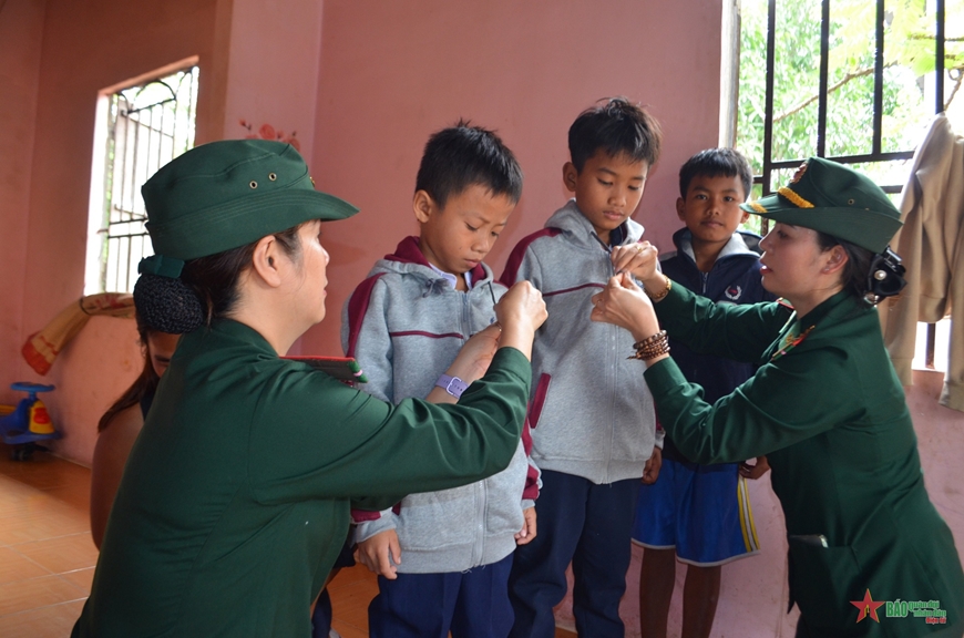 Nữ quân nhân biên phòng tỏa sáng trên mọi mặt công tác