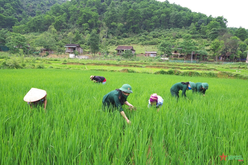 Nữ quân nhân biên phòng tỏa sáng trên mọi mặt công tác