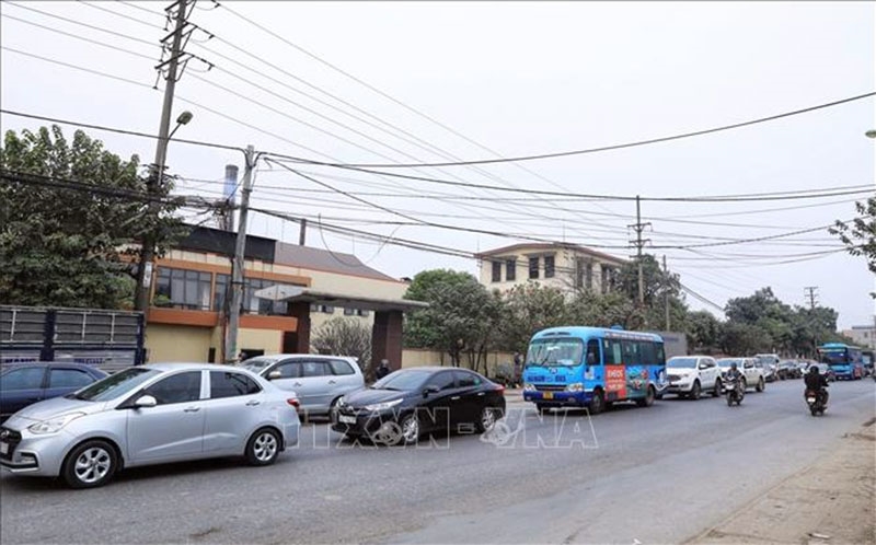 Hà Nội: Ô tô xếp hàng dài chờ đăng kiểm