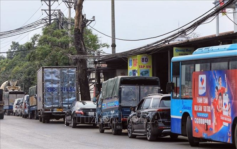 Hà Nội: Ô tô xếp hàng dài chờ đăng kiểm