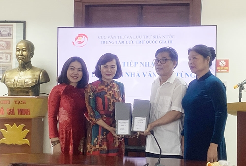 Trung tâm Lưu trữ quốc gia III tiếp nhận tài liệu của nhà văn Sơn Tùng
