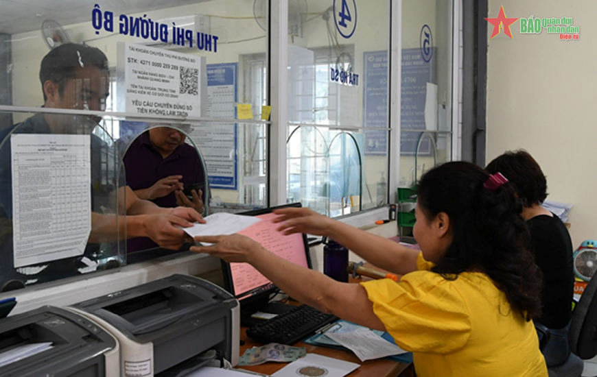 Hà Nội quá tải các trung tâm đăng kiểm, nhân viên gồng mình phục vụ