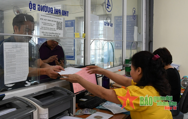 Hà Nội quá tải các trung tâm đăng kiểm, nhân viên gồng mình phục vụ người dân