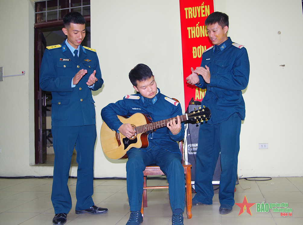 Khi chiến sĩ hát