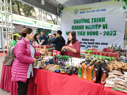 Nhiều người dân thích mua hàng Việt Nam sản xuất 