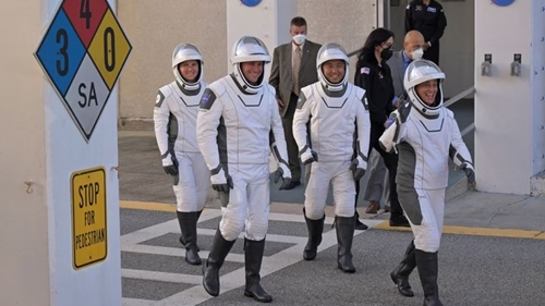 Tàu vũ trụ SpaceX Crew Dragon trở về trái đất an toàn