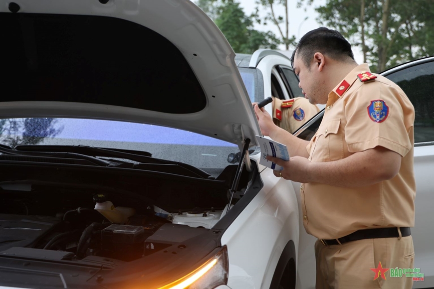 Cảnh sát giao thông tăng cường cho các trung tâm đăng kiểm tại Hà Nội và TP Hồ Chí Minh