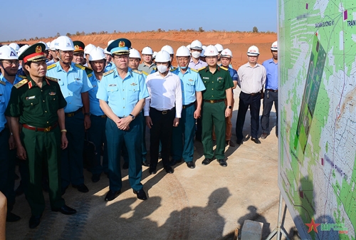 Thượng tướng Nguyễn Tân Cương kiểm tra tiến độ xây dựng sân bay Phan Thiết